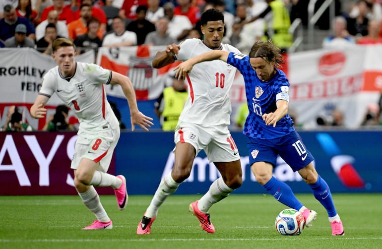 Jude Bellingham (C) de Inglaterra en acción contra Luka Modric (R) de Croacia durante el partido de la fase de grupos de la Copa Mundial de la FIFA 2026 entre Inglaterra y Croacia, en Dallas, EE. UU..