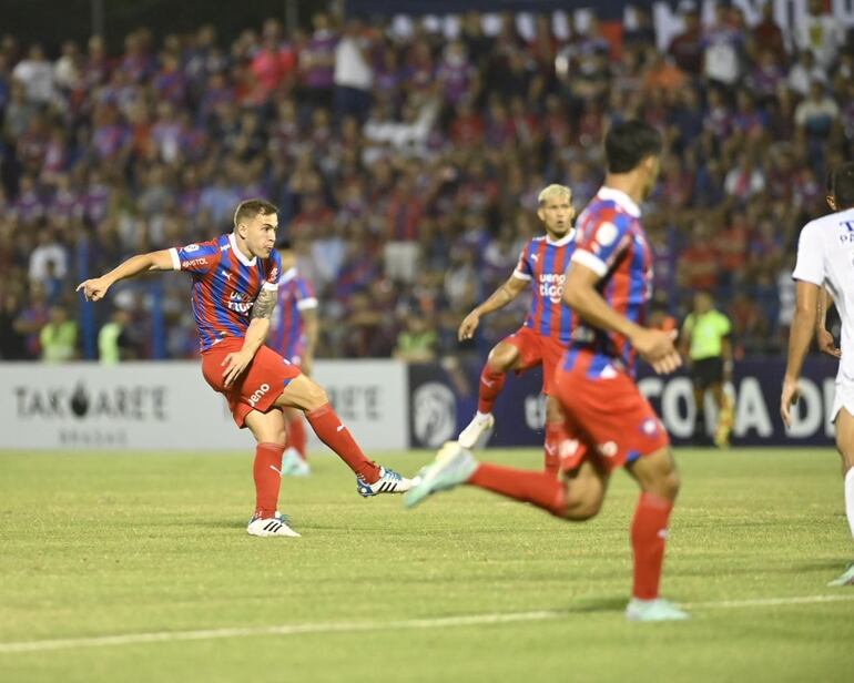 Robert Piris da Motta, futbolista de Cerro Porteño, ejecuta el balón en un partido frente al Sportivo Ameliano por la segunda fecha del torneo Apertura 2024 del fútbol paraguayo en el estadio Luis Alfonso Giagni, en Villa Elisa.