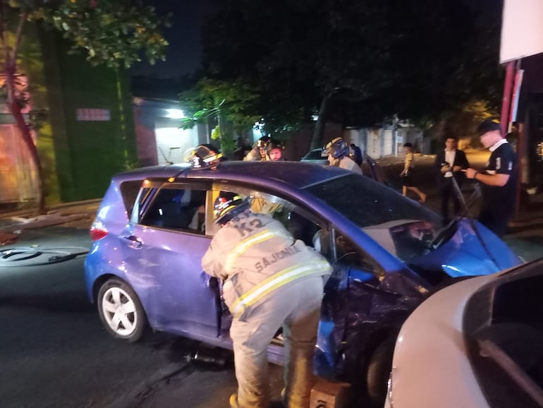 Bomberos rescataron a la mujer que quedó atrapada en uno de los vehículos involucrados en el accidente.