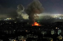 Humo se eleva sobre un suburbio del sur de Beirut luego de un bombardeo israelí ayer miércoles.