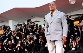 "La Roca" Dwayne Johnson llegando al estreno de 'The Smashing Machine' durante el 82º Festival Internacional de Cine de Venecia.
(EFE/EPA/ETTORE FERRARI)
