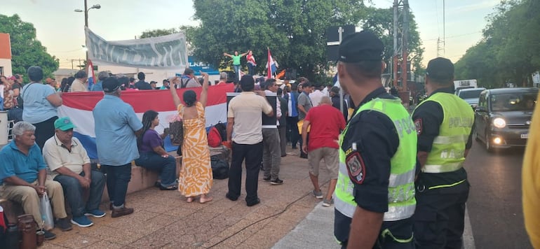 Adultos mayores copan la avenida Mariscal López, frente al Ministerio de Desarrollo Social.