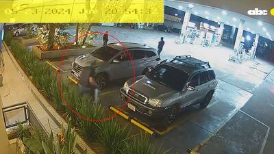 Momento en que el falso técnico sustrae el dinero del cajero automático, en Ypané.