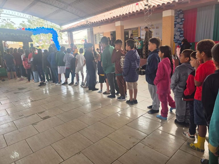 Grupo de niños disfrutando de la celebracion