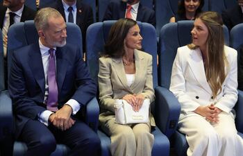 El rey Felipe VI y la reina Letizia acompañaron a la infanta Sofía en Zaragoza, donde pronunció su primer discurso oficial en público con motivo de la entrega de la primera edición de las ayudas Docentes Referentes de la Fundación Ibercaja. (EFE/ Javier Cebollada)