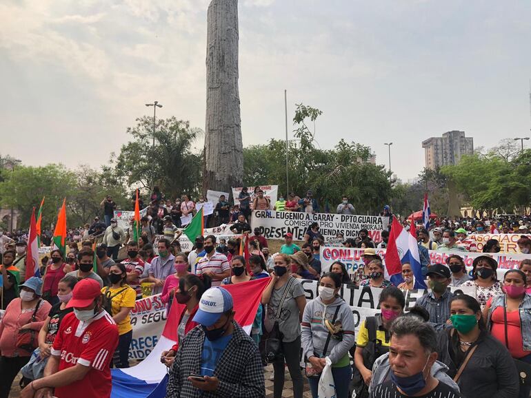Sin cumplir medidas sanitarias, las personas acudieron frente al Congreso para pedir la aprobación US$ 47 millones y destinarlos a 62 organizaciones, mediante la aplicación de contratos directos.