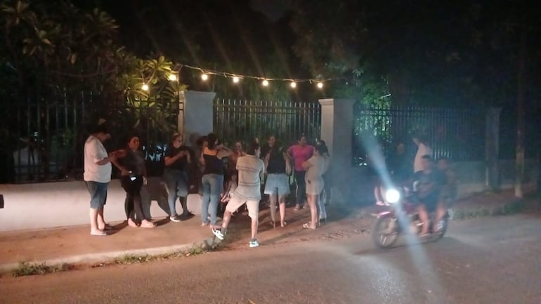 El grupo de supuestas víctimas de estafa fue hasta la vivienda de la ahora detenida para escracharla.