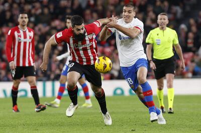BILBAO, 03/03/2024.- El delantero del Athletic Club Asier Villalibre (i) lucha un balón con el centrocampista del FC Barcelona Oriol Romeu (d) durante el partido de Liga de Primera División que el Athletic Club y el FC Barcelona disputan este domingo en el estadio de San Mamés. EFE/Miguel Toña