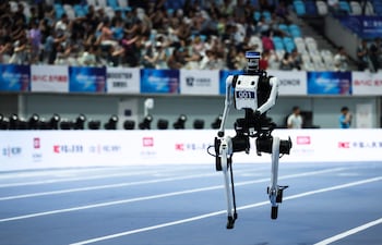 PEKÍN (China), 23/08/2026.- Un robot humanoide corre durante la prueba de 1500 metros para robots grandes en los Juegos Mundiales de Robots Humanoides 2026 en el Óvalo Nacional de Patinaje de Velocidad en Pekín, China, el 23 de agosto de 2026. Los Juegos Mundiales de Robots Humanoides 2026 se celebran en Pekín hasta el 26 de agosto.