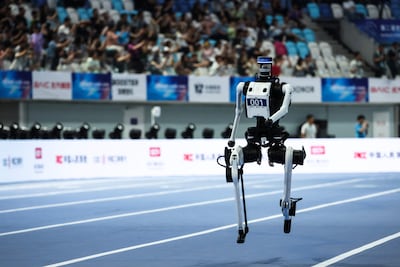 PEKÍN (China), 23/08/2026.- Un robot humanoide corre durante la prueba de 1500 metros para robots grandes en los Juegos Mundiales de Robots Humanoides 2026 en el Óvalo Nacional de Patinaje de Velocidad en Pekín, China, el 23 de agosto de 2026. Los Juegos Mundiales de Robots Humanoides 2026 se celebran en Pekín hasta el 26 de agosto.