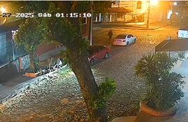 Robacoches en plena acción para abrir las puertas de un auto, que luego lleva otro cómplice. Ocurrió en la madrugada del sábado pasado en Lambaré y es parte de una seguidilla de robos de vehículos registrada el fin de semana.