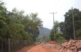Construcción de empedrado en acceso a la casa quinta del diputado Héctor Bocha Figueredo, en Carapeguá.