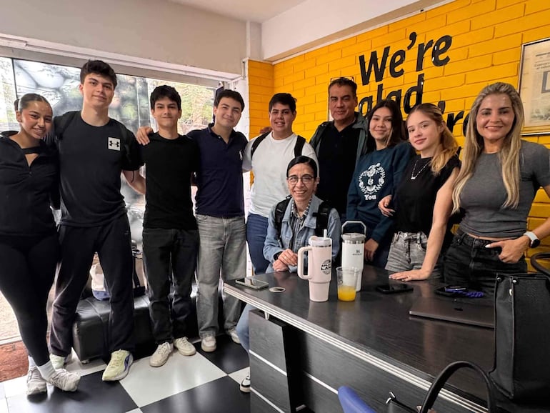 Aprender inglés amplía horizontes y desarrolla habilidades para uno desenvolverse con mayor confianza en el ámbito profesional.