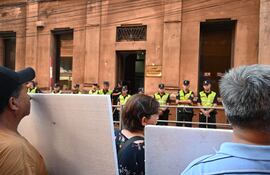 Mitín del Partido Paraguay Pyahura frente a la sede del Jurado de Enjuiciamiento de Magistrados (JEM).