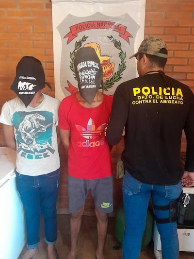 Los detenidos Víctor Daniel Tijerath y Narciso Ramón Aponte, sindicados de cometer hecho de abigeato en la estancia Oroite.