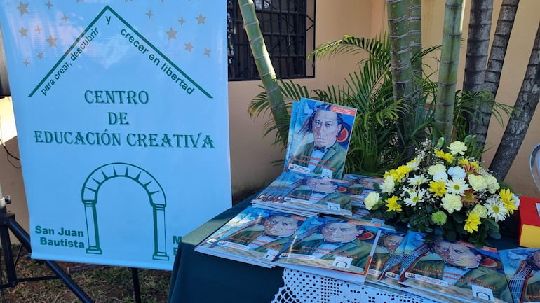 Mesa con ejemplares de la revista Vivencial y ramo de flores colorido en el Centro de Educación Creativa.
