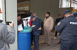 Agentes de la Policía en la planta de embutidos de Ochsi, en San Lorenzo.