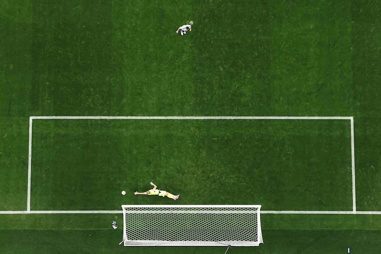 Penal malogrado por Lionel Messi. El golero adivinó la dirección del envío.