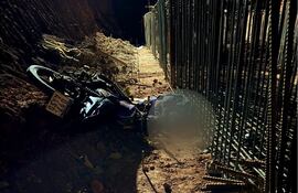 Tras caer de una altura de 15 metros,el motociclista murió en el acto a raíz de múltiples lesiones.
