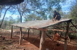 Un poblador de la comunidad trabaja en la construcción de una precaria vivienda en el interior del asentamiento.