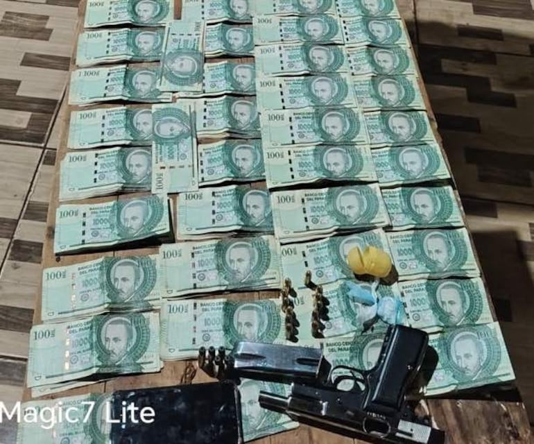Billetes de 1000 guaraníes, una pistola y un teléfono móvil exhibidos sobre una superficie plana.