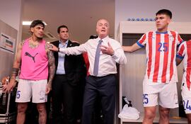 El entrenador de la selección paraguaya de fútbol, Gustavo Alfaro, junto al capitán albirrojo, Gustavo Gómez, en plena charla en el vestuario.
