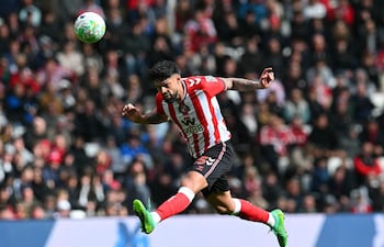 El defensa paraguayo del Sunderland, número 15 Omar Alderete, cabecea el balón durante el partido de fútbol de la Premier League inglesa entre el Sunderland y el Tottenham Hotspur, en el Stadium of Light en Sunderland.