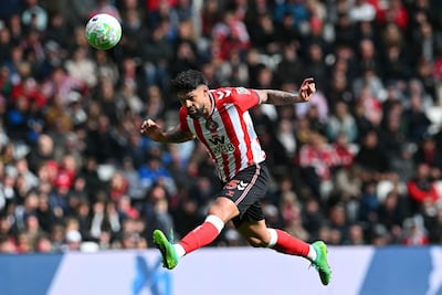 El defensa paraguayo del Sunderland, número 15 Omar Alderete, cabecea el balón durante el partido de fútbol de la Premier League inglesa entre el Sunderland y el Tottenham Hotspur, en el Stadium of Light en Sunderland.