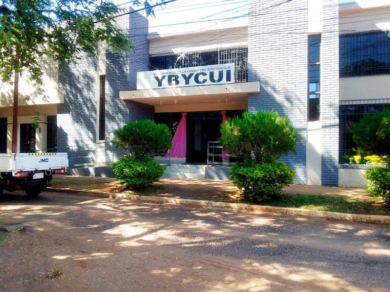 Seis funcionarios municipales y siete concejales de Ybycuí reclaman a la intendenta el cobro de sus salarios y dietas atrasados.