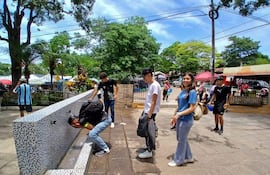 Peregrinos de Caacupé aprovechan para mojarse la cabeza y paliar el intenso calor.