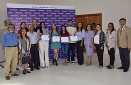 Los ganadores de la categoría adultos, con sus diplomas en mano, junto a organizadores.
