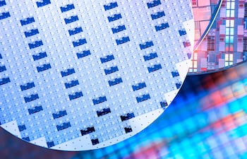 Macro de semiconductor de obleas de silicio con color de neón, circuitos integrados para la fabricación de CPU y GPU.