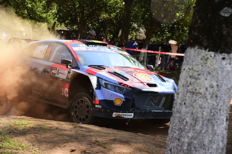 Los pilotos y equipos del Rally del Paraguay 2026 en las pruebas libes oficiales en un tramo de 5,6 kilómetros en la ciudad de Carmen del Paraná, Departamento de Itapúa, Paraguay.