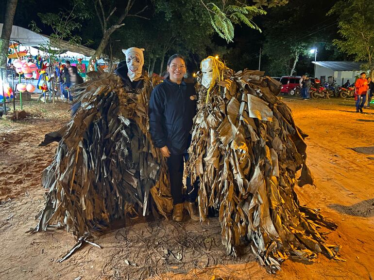 Los visitantes se toman fotografías con los guaicurúes.