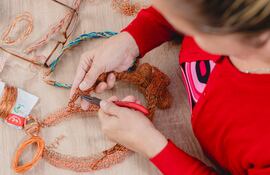 Librada Leguizamón, madre de siete hijos y abuela de nueve nietos, lidera el grupo de artesanas de Cateura Accesorios.