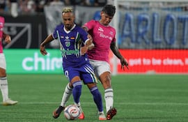 Hany Mukhtar (i) de las Estrellas de la MLS avanza con el balón ante la marca del paraguayo Robert Morales, durante el Partido de las Estrellas de la Major League Soccer entre las Estrellas de la MLS y las Estrellas de la Liga MX en Charlotte (Estados Unidos).