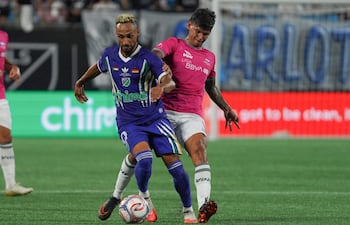Hany Mukhtar (i) de las Estrellas de la MLS avanza con el balón ante la marca del paraguayo Robert Morales, durante el Partido de las Estrellas de la Major League Soccer entre las Estrellas de la MLS y las Estrellas de la Liga MX en Charlotte (Estados Unidos).