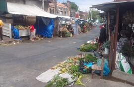 Fotografía de un pasillo del Paseo de los Yuyos, donde se observan las precarias casillas y los productos expuestos en el suelo.