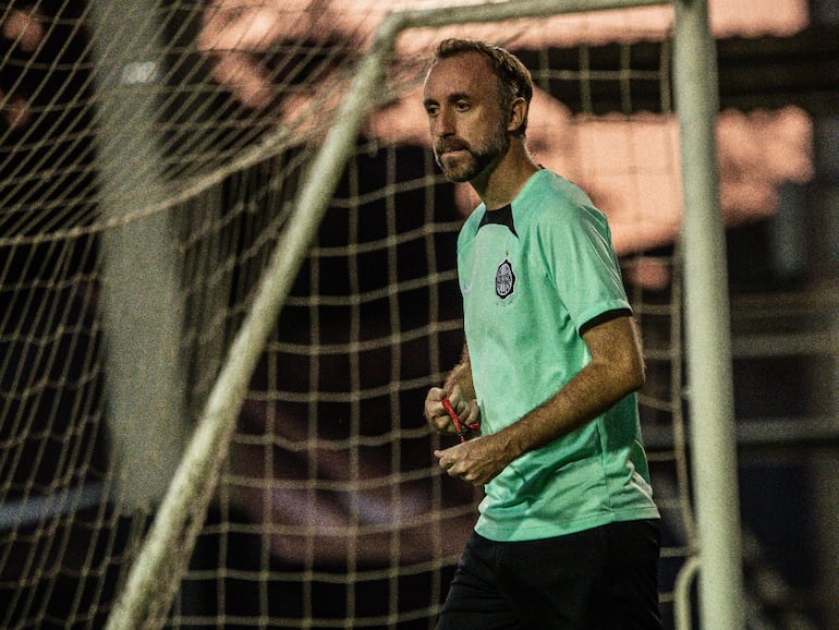 Aitor García, entrenador interino de Olimpia, durante la práctica del lunes 6 de marzo en la Villa Olimpia.