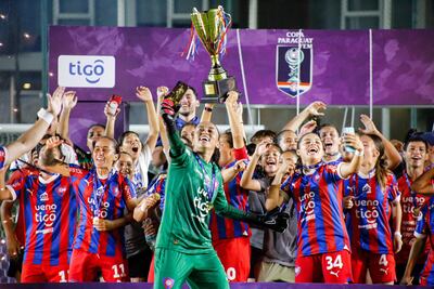 Las jugadoras de Cerro Porteño festejan con el trofeo de campeón la conquista de la primera edición de la Copa Paraguay Femenina en el estadio CARFEM, en Ypané.