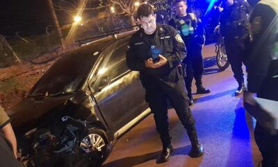 Agentes policiales intervienen en el lugar del accidente.