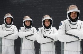 Fotografía cedida por Polaris Program de los cuatro tripulantes de la misión el comandante Jared Isaacman (d), el piloto Scott 'Kidd' Poteet (i), y las especialistas Sarah Gillis (2d) y Anna Menon (2i), posando con sus trajes en el Kennedy Space Center en Merritt Island, Florida (EE. UU). La compañía SpaceX culminó este lunes con éxito las últimas pruebas previas al lanzamiento este martes de la histórica misión tripulada Polaris Dawn, que intentará esta semana la primera caminata espacial comercial y además se colocará a una altitud no alcanzada en más de 50 años.