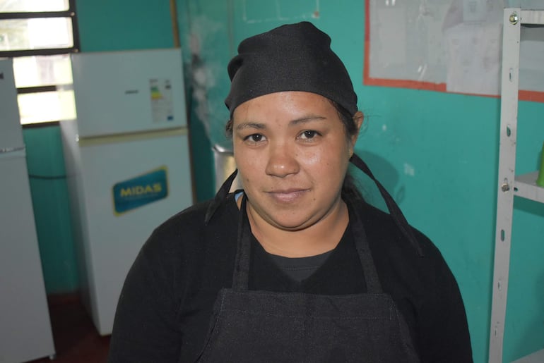 Liliana Rodas, madre de familia, expresó su preocupación por la falta de un lugar adecuado para la cocina comedor