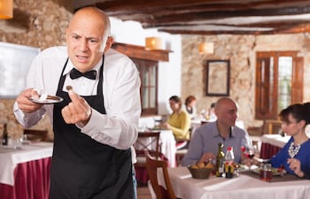 Concepto de dejar propina en el restaurante.