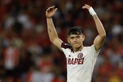 AMDEP7942. MEDELLÍN (COLOMBIA), 25/09/2024.- Julio Soler de Lanús celebra tras marcar un penalti este miércoles, en el partido de vuelta de cuartos de final de la Copa Sudamericana entre Deportivo Independiente Medellín (DIM) y Lanús en el estadio Atanasio Girardot en Medellín (Colombia). EFE/ Luis Eduardo Noriega Arboleda