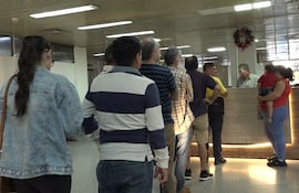 Ciudadanos gestionando licencia de conducir en la Municipalidad de Asuncion