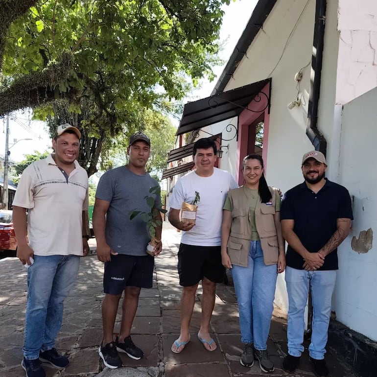 De izquierda a derecha: Gustavo Pérez, Junior Valenzuela, precandidato a concejal, Diana Paredes y Rudolf Flecha, también precandidato a concejal, entregando un plantín de árbol nativo como parte de su campaña política y presentando sus propuestas a un ciudadano de San Juan Bautista.