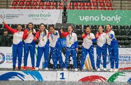 Celebración en lo más alto del podio de las chicas de la selección 3x3 del baloncesto que se alzaron la medalla de oro en la SND.