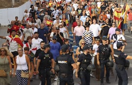 Cientos de vecinos de Ceuta han trasladado este martes hasta la plaza de los Reyes, frente a la Delegación del Gobierno, la protesta contra el posible alojamiento de migrantes en distintos puntos de la ciudad, después de que una concentración iniciada en la zona del Fischer se haya convertido en una movilización ciudadana. EFE/Reduan