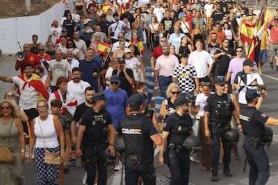 Cientos de vecinos de Ceuta han trasladado este martes hasta la plaza de los Reyes, frente a la Delegación del Gobierno, la protesta contra el posible alojamiento de migrantes en distintos puntos de la ciudad, después de que una concentración iniciada en la zona del Fischer se haya convertido en una movilización ciudadana. EFE/Reduan
